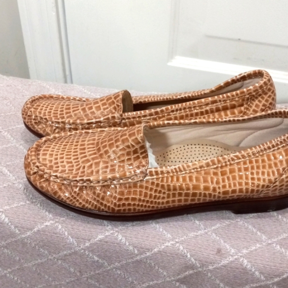 SAS Tan Crocodile Pattern Loafers